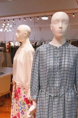 “美女企業(yè)家”轉(zhuǎn)型時尚主播，金山寶藏服裝工廠店借力數(shù)碼產(chǎn)品再掀熱潮